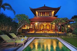 dom z basenem przed domem w obiekcie Bali Aroma Exclusive Villas w mieście Seminyak