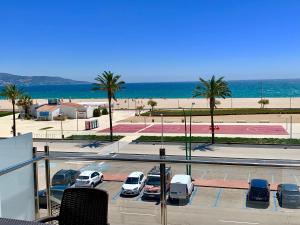 Blick auf einen Parkplatz mit geparkten Autos in der Unterkunft Edifici Valeria in Empuriabrava