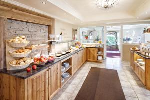 una gran cocina con armarios de madera y frutas en la encimera en Leamwirt, en Hopfgarten im Brixental