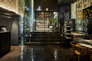 un hall d'un magasin avec des escaliers et des chaises dans l'établissement Ohla Barcelona, à Barcelone