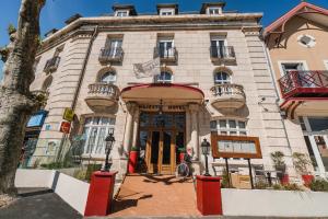 Η πρόσοψη ή η είσοδος του LOGIS Hotel Majestic Chatelaillon Plage - La Rochelle