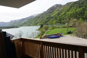 balcone con vista sul lago e sulle montagne. di Landhaus Seereith a Faistenau