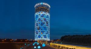 uma torre alta com um edifício azul e branco em Fletcher Hotel Amsterdam em Amesterdão