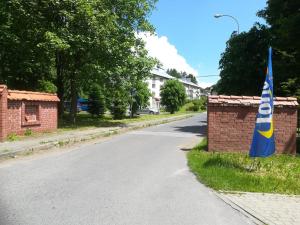 uma rua vazia com uma bandeira numa parede de tijolos em Mieszkanie Solina em Solina