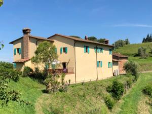 une maison sur le flanc d'une colline dans l'établissement Podere l'Ulivo, à San Miniato