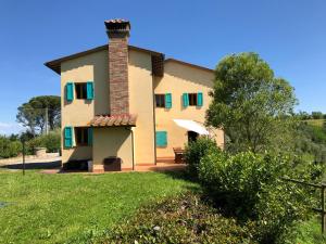 une maison avec une cheminée sur son côté dans l'établissement Podere l'Ulivo, à San Miniato