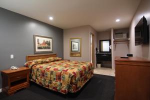 Cette chambre comprend un lit et une salle de bains. dans l'établissement Dunes Inn - Sunset, à Los Angeles