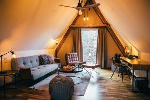 ein Wohnzimmer mit einem Sofa und einem Fenster in der Unterkunft Boutique-Hotel Bayerischer Hof in Kempten