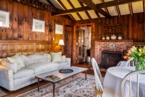 A seating area at Rustic Rockport Cottage