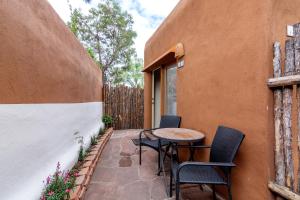 Balcony o terrace sa Santa Fe Motel & Inn