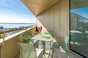 A balcony or terrace at Hôtel Alpes & Lac