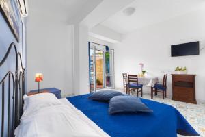 Sorrento Marida Rooms में एक कमरे में एक या कई बेड