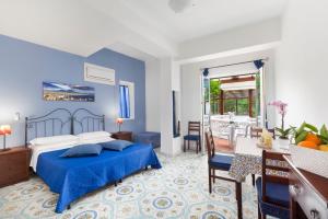 Sorrento Marida Rooms में एक कमरे में एक या कई बेड