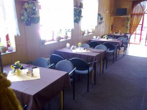 uma fila de mesas e cadeiras num restaurante em Studánka em Orlová