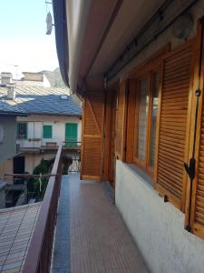 un balcone di una casa con porte in legno di Casa Cippilippi a Saint Vincent