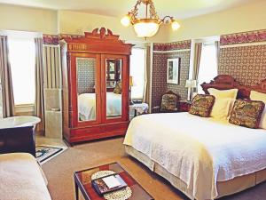 Tempat tidur dalam kamar di Churchill Manor