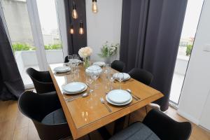 una mesa de comedor con platos y copas de vino en Apartments Pivac, en Makarska