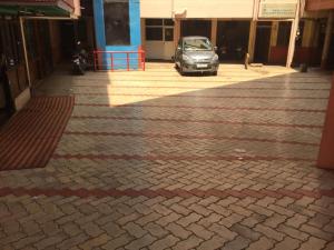 une voiture garée dans un parking à côté d'un bâtiment dans l'établissement Bharati Lodge, à Hubli