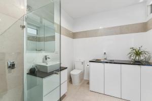 Un baño de KENNEDY EXECUTIVE TOWNHOUSE