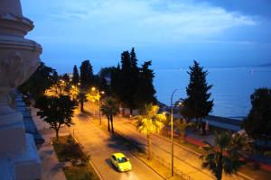 um carro amarelo dirigindo por uma rua da cidade à noite em Boutique Hotel 32 em Batumi