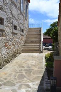 un escalier menant à un bâtiment en pierre avec des escaliers dans l'établissement Quinta do Real - Casa de Campo, à Viana do Castelo