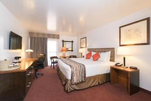 a hotel room with a bed and a desk at Grand Canyon Plaza Hotel in Tusayan