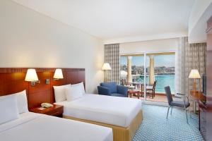 Tempat tidur dalam kamar di Copthorne Lakeview Hotel Dubai, Green Community