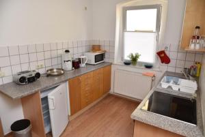 cocina con fregadero y encimera en Ferienwohnung Zentrum, en Neuruppin