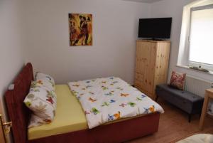 1 dormitorio pequeño con 1 cama y TV en Ferienwohnung Zentrum, en Neuruppin