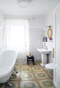 uma casa de banho com uma banheira, um lavatório e um WC. em Boutique Apartments U Rolanda, Mikulášské náměstí em Znojmo