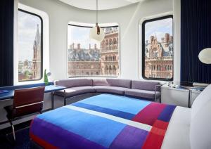 Tempat tidur dalam kamar di The Standard London