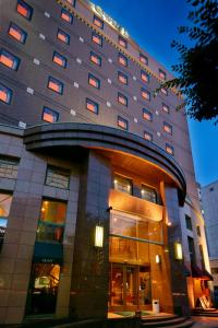 un grand bâtiment avec beaucoup de fenêtres dans l'établissement Hotel Quest Shimizu, à Shizuoka