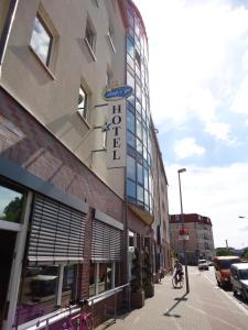 budynek z znakiem na boku w obiekcie Sleep & Go Hotel Magdeburg w mieście Magdeburg