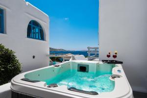 een hot tub aan de zijkant van een gebouw bij Riva Suites - Adults Only in Mykonos-stad