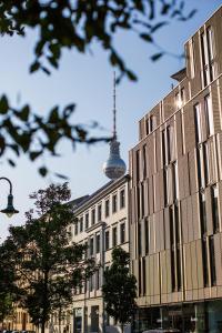 een gebouw met een toren erop bij The Weinmeister Berlin-Mitte - Adults Only in Berlijn