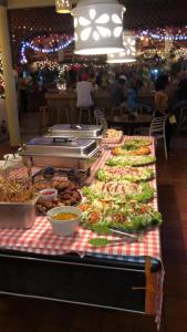 Makanan di atau di tempat lain dekat hotel