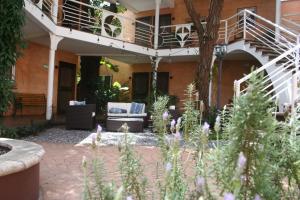 une terrasse avec des fleurs au premier plan dans l'établissement Hotel Ciudad Vieja, à Guatemala