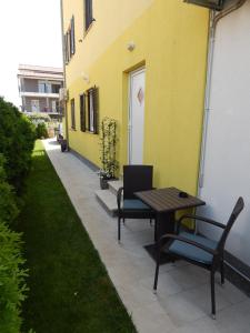 un patio con tavolo e sedie accanto a un edificio di Apartments Javor a Rovigno (Rovinj)