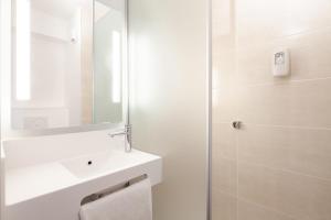 Un baño de B&B HOTEL Cergy Saint Christophe