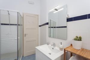 a bathroom with a sink and a mirror at MouraLua in Sintra