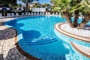 A piscina localizada em Hotel Ambassador Meuble ou nos arredores