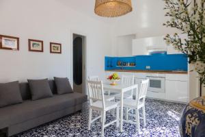 A kitchen or kitchenette at Villa Mallandrino