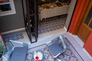 Zona d'estar a ATHENIAN YARD SUITES