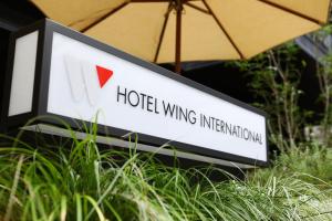 un cartello per un informatore dell'ala di un hotel seduto su un prato di Hotel Wing International Korakuen a Tokyo