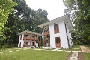 a house in the middle of a yard at Lanna Ban Hotel in Puerto Viejo