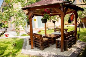 gazebo in legno con tavolo e panche in legno di Beauty Complex a Berehove