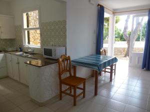 Apartamentos Playa Calan Blanesにあるキッチンまたは簡易キッチン