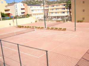 Instalaciones para jugar a tenis o squash en RESIDENCE Le Nereidi con PISCINA - PARCHEGGI o alrededores