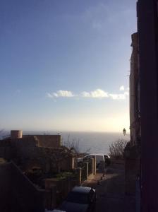 - une vue sur l'océan depuis un bâtiment dans l'établissement Au cœur de la cité médiévale avec petite vue mer, à Bonifacio