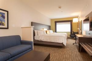 Tempat tidur dalam kamar di  Holiday Inn Express & Suites